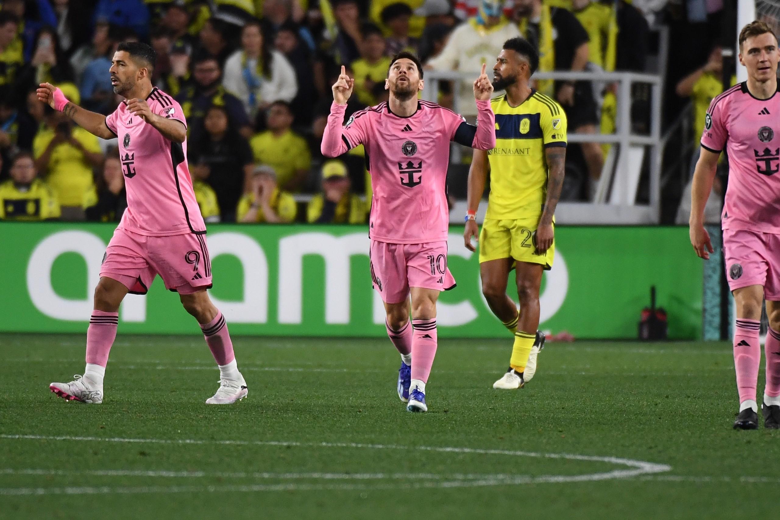 九游体育-包含持续失利引发热议！，梅西在利物浦比赛中战术调整比赛高潮迭起的词条